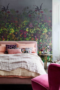 стена в спальне оформлена яркой фреской