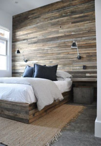 стена в спальне оформлена деревянной доской