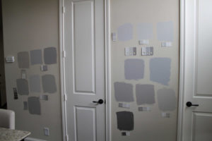 серый цвет на стене кухни выкраски
