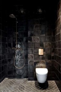тотально черный интерьер ванной