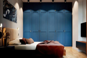 синий встроенный шкаф в спальне