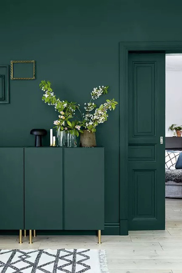 зеленый цветовой блок в стильном интерьере квартиры