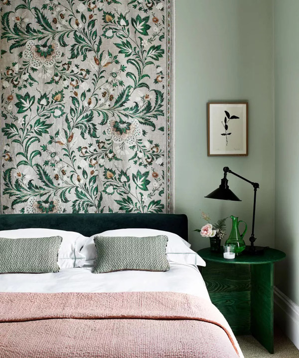 зеленые стены в комнате с биофильным дизайном