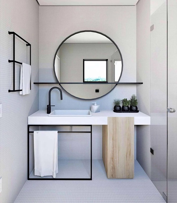Стильное оформление зеркала с полкой в ванной комнате