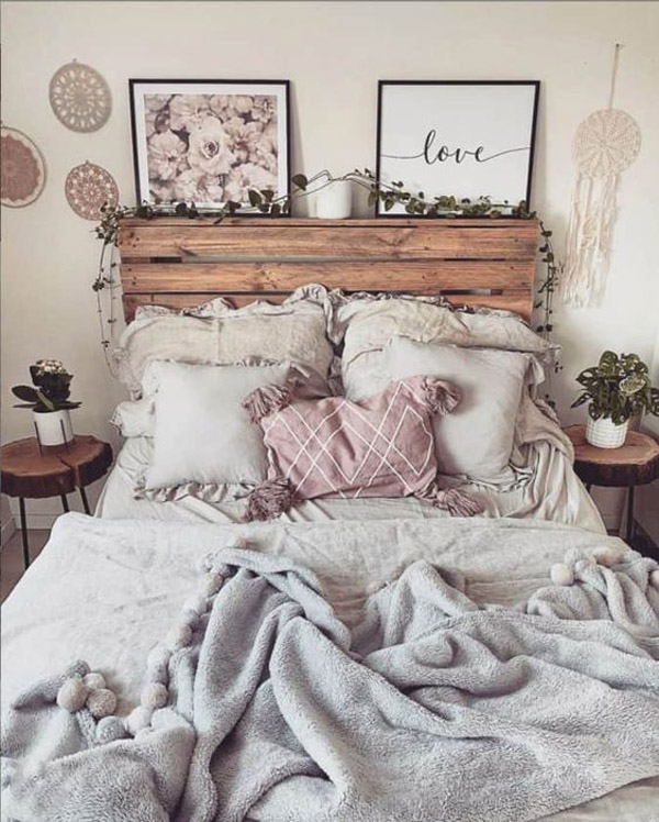 текстиль на кровати в спальне хюгге
