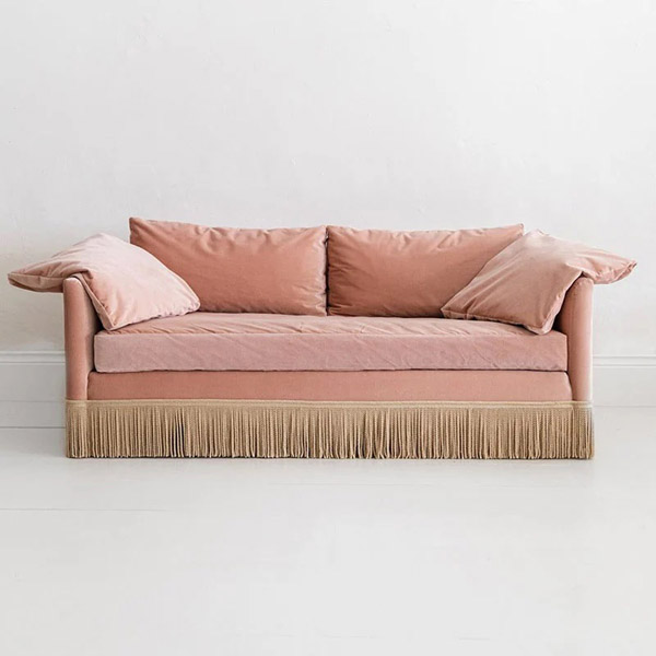 розовый диван с бахромой