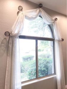 арочное окно с декоративным шарфом