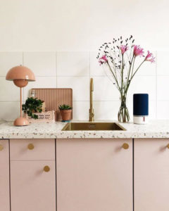 розовая кухня со столешницей терраццо