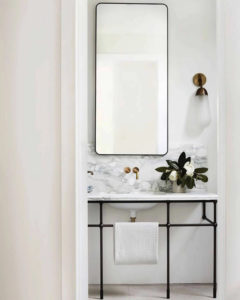 узкое высокое зеркало в ванной