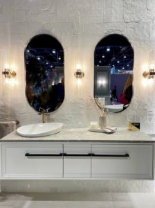 два зеркала в форме капсулы для ванной